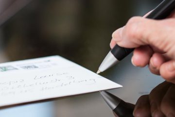 Brief mit Hand und Kuli, Foto: Christian Klehr